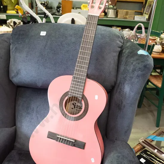 Fiesta 3/4 quarter pink acoustic guitar