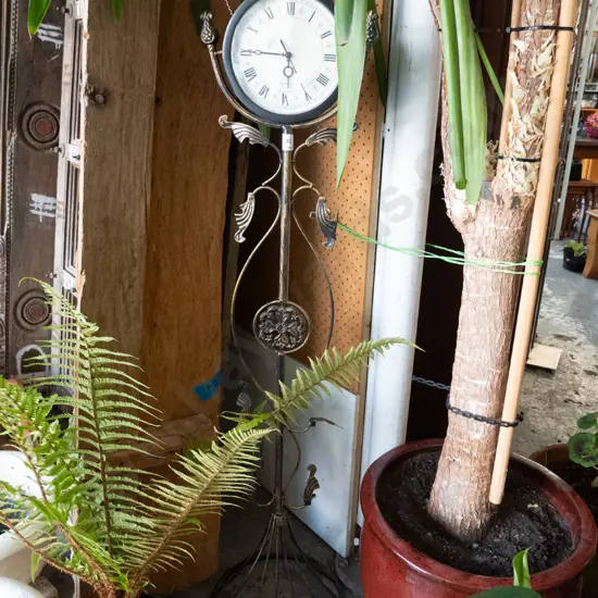 quartz battery powered clock on wrought metal stand H-1250