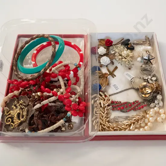 costume jewellery; earrings, brooches etc