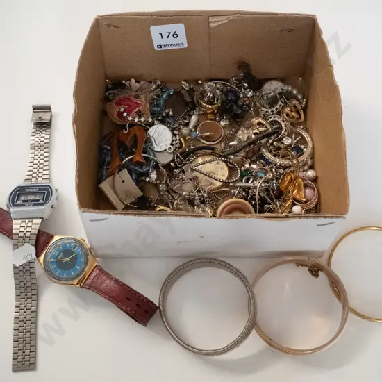 box; costume jewellery