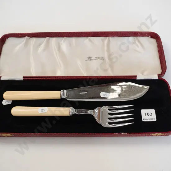 box handled fish serving set