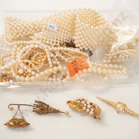 tray of costume jewellery necklaces etc