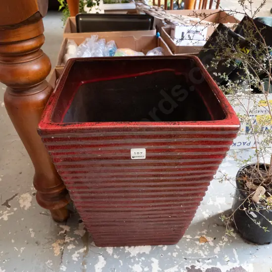 glazed ribbed garden planter with stands H-420