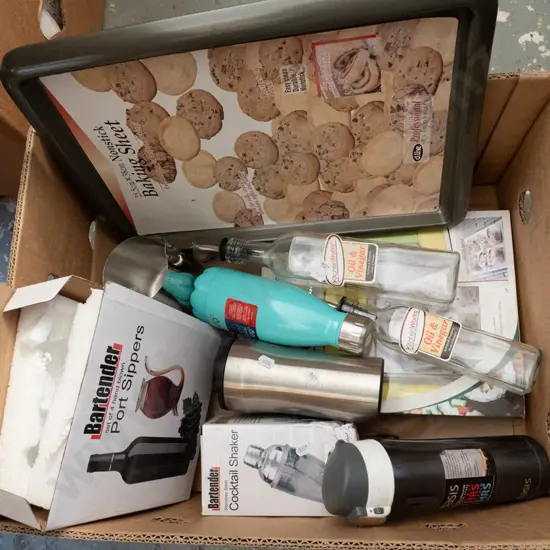 box; baking tray, port sipper, drink bottle etc