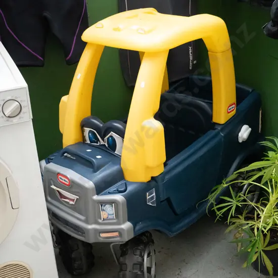 child's little Tikes ride on car