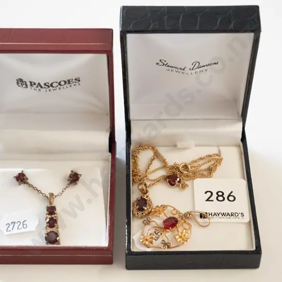 3x costume necklaces, pendant & earrings