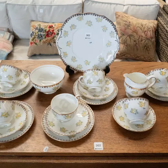 Salisbury yellow floral tea set, missing 1 plate