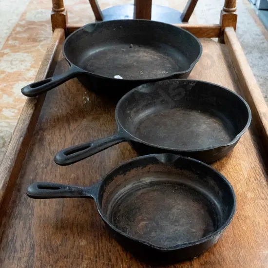3x cast iron frying pans
