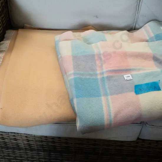2 woollen blankets