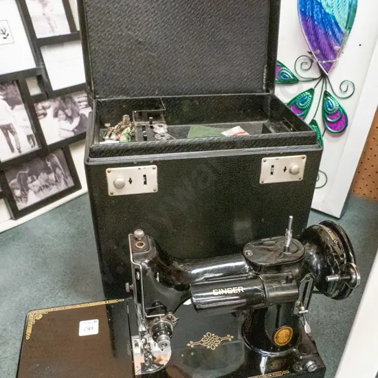 small electric Singer table top sewing machine - excellent condition