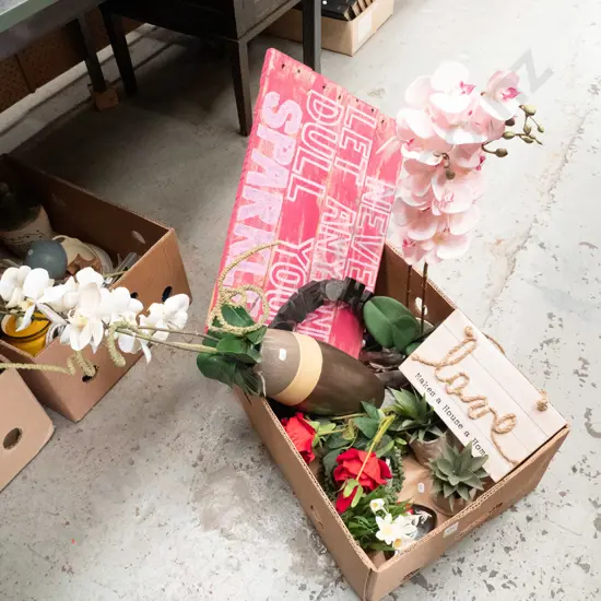 box; vases, fake plastic plants, various motto prints on board etc