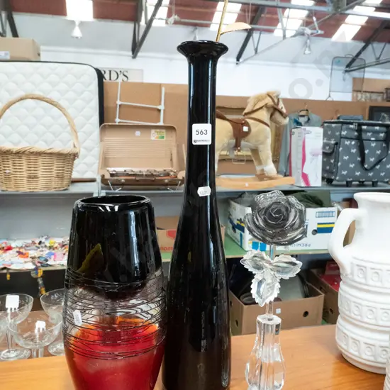 3x glass vases, 2x plastic flowers