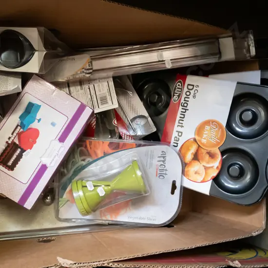 box of as-new kitchen items; donut pan, magnetic knife rack, cookie set etc