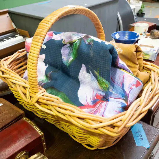 cane basket, 2x tablecloths