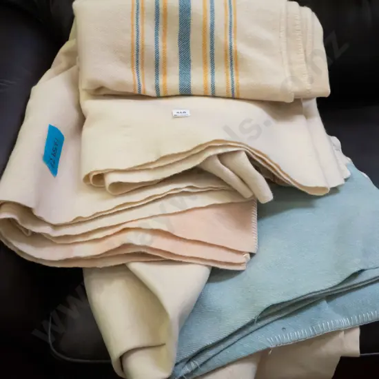 2x woollen blankets