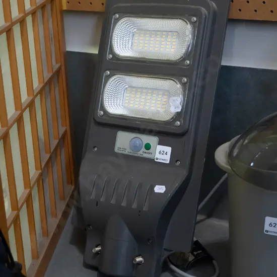 solar powered street lamp