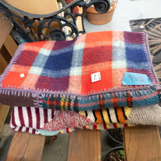 2x woollen blankets