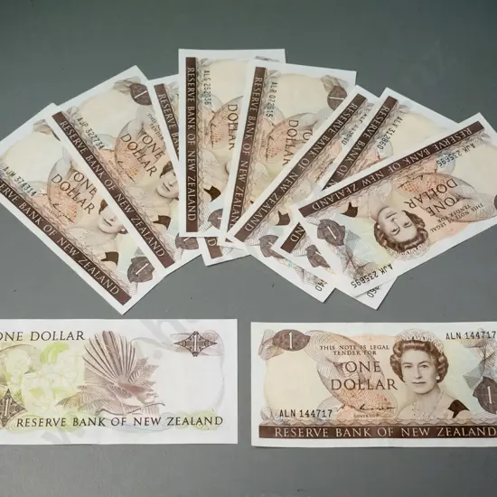 10 New Zealand one dollar notes in good condition