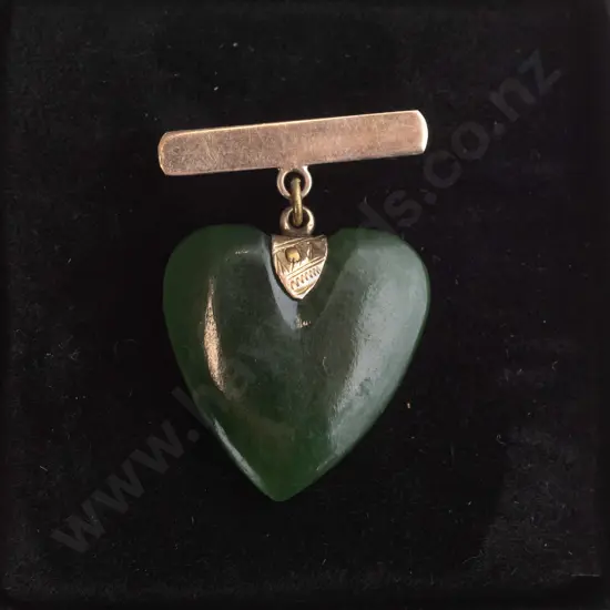 gold greenstone heart brooch stamped 9ct