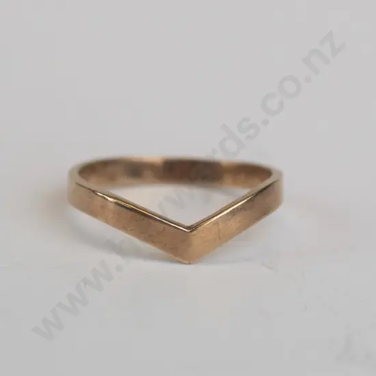 9ct yellow gold v crescent ring  1.5grams
