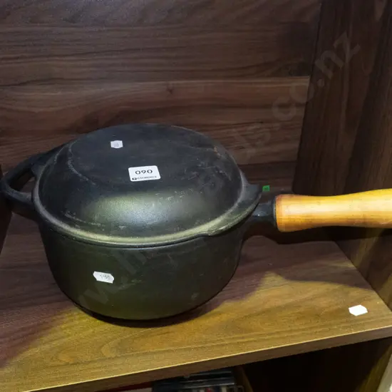 cast iron lidded pot