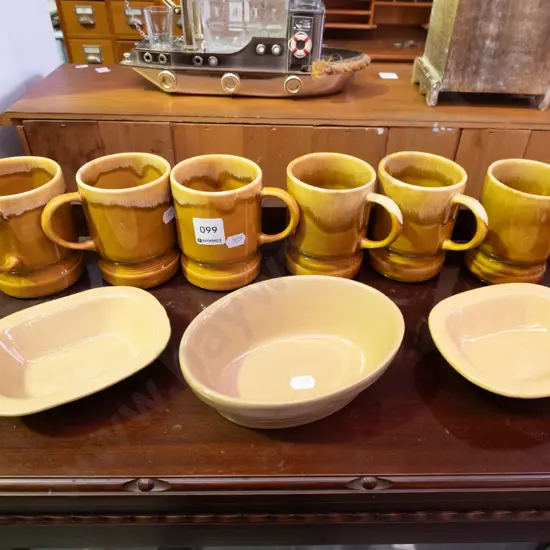 Crown Lynn coffee pot and 3 small stoneware pie dishes