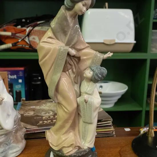 Nao figurine - mother and child - damage to fingers