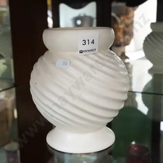 white English mid-century vase H-150