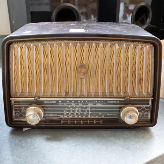 vintage bakelite cased Philips mantel radio