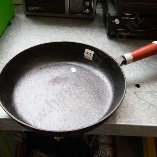 cast iron frying pan