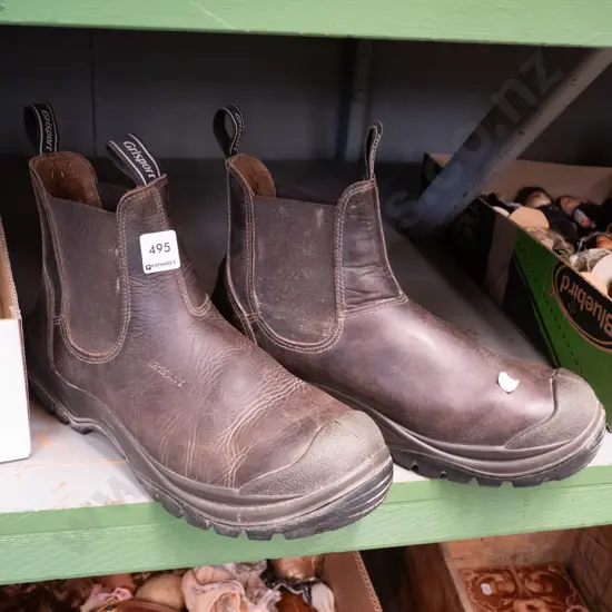 pair of size 44 Italian leather steel-capped boots