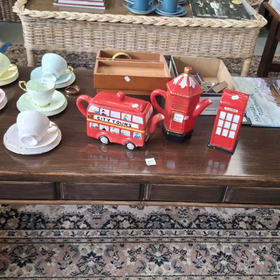 heavy wood dark stained coffee table H-460 W-1220 D-580