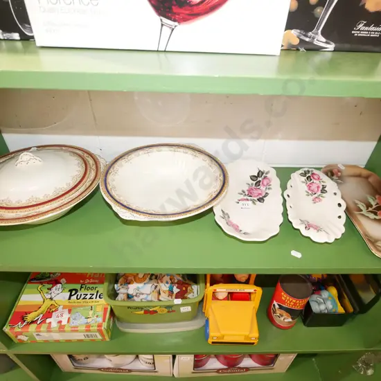 Meakin lidded vege, 2 bowls, sandwich tray