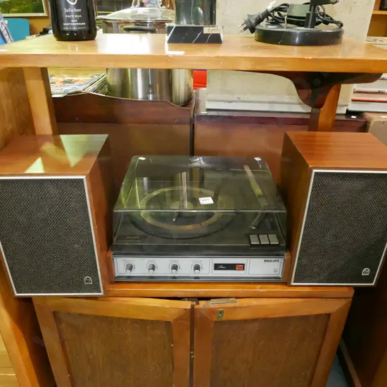 Phillips turntable and 2 speakers