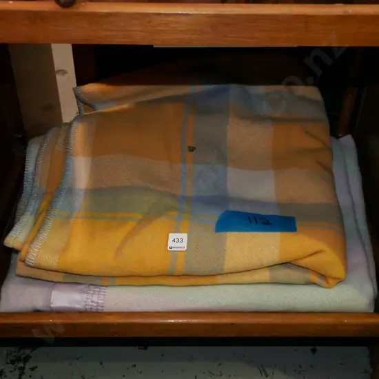 2x checked woollen blankets
