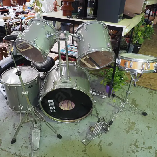 Remo drum kit with 5 drums, seat 3 cymbal stands