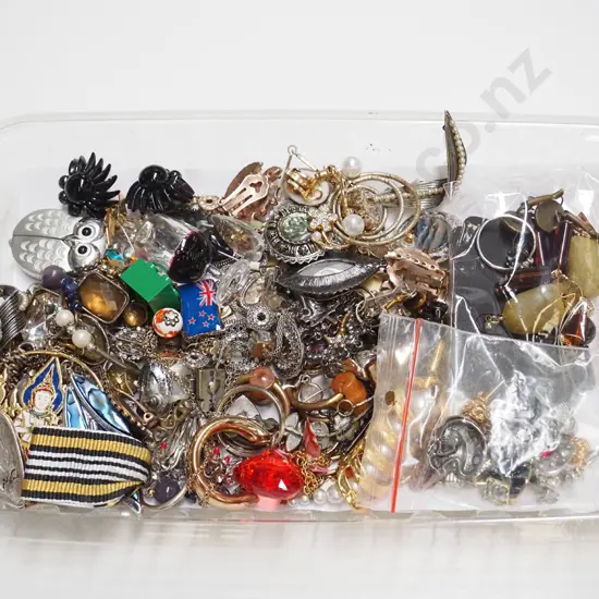 tray of costume jewellery