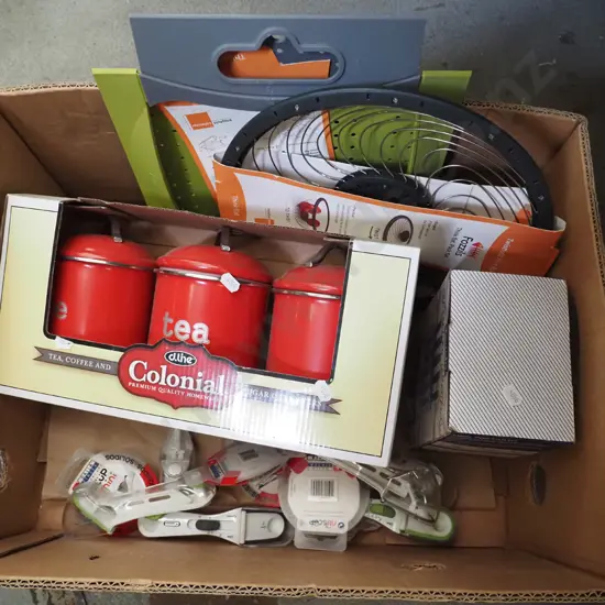 box; as-new Colonial storage canisters, fruit bowl, cup measurers etc