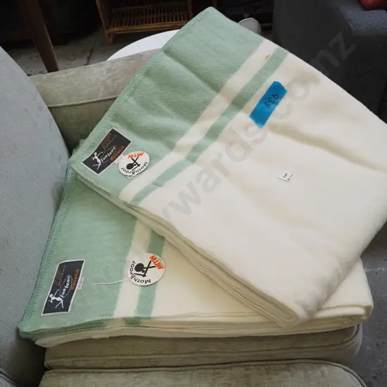 2x as-new retro woollen blankets
