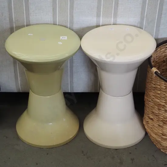 2x plastic shower stools