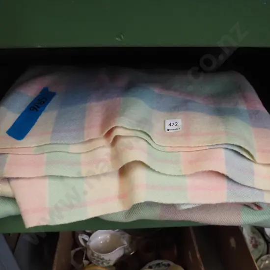 2x checked woollen blankets