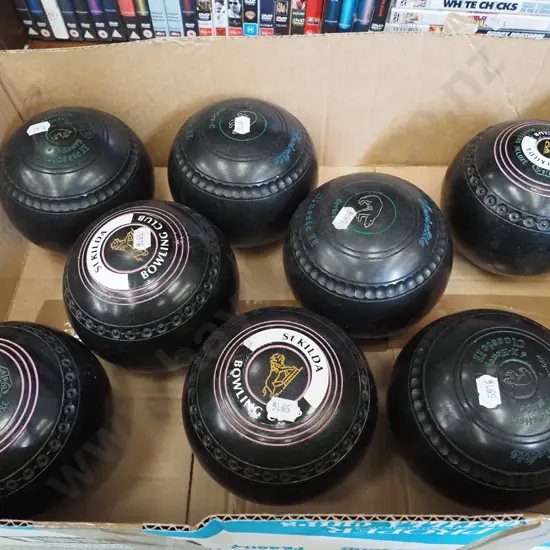 box; 8x lawn bowls