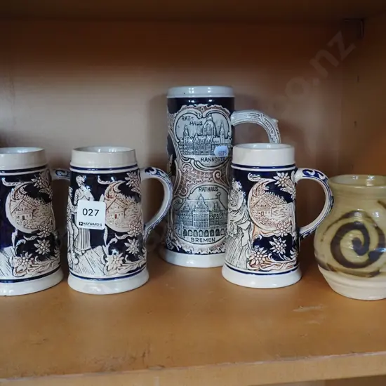 4x beer steins, pottery vase