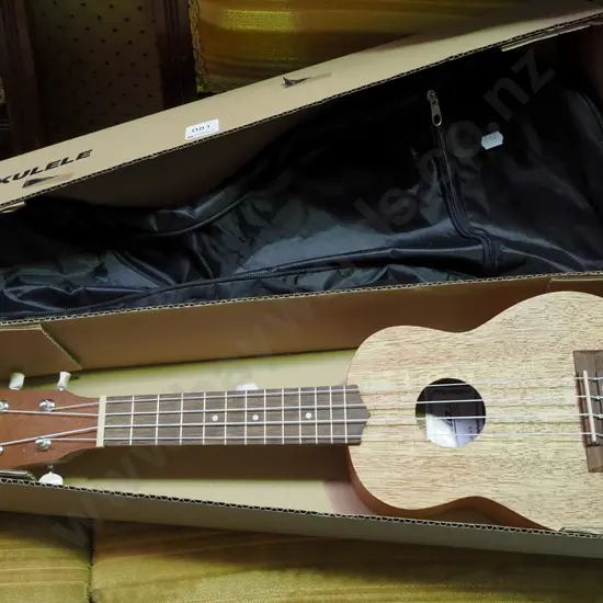as-new Aria ukelele
