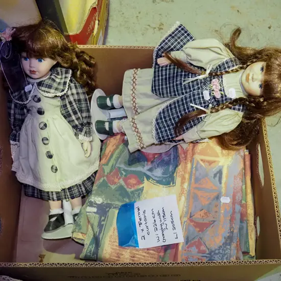 box; 2x thermal curtains W-2260 L-2050, 2x display dolls