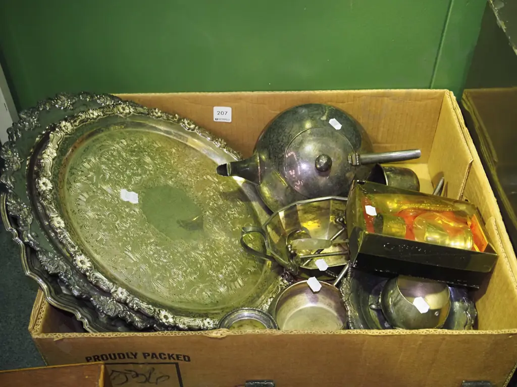 box of plated ware; trays, sugars etc Image 1++