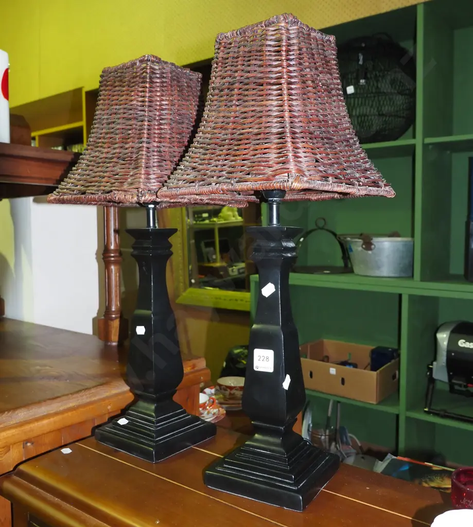 pair of matching composite based table lamps H-530 Image 1++