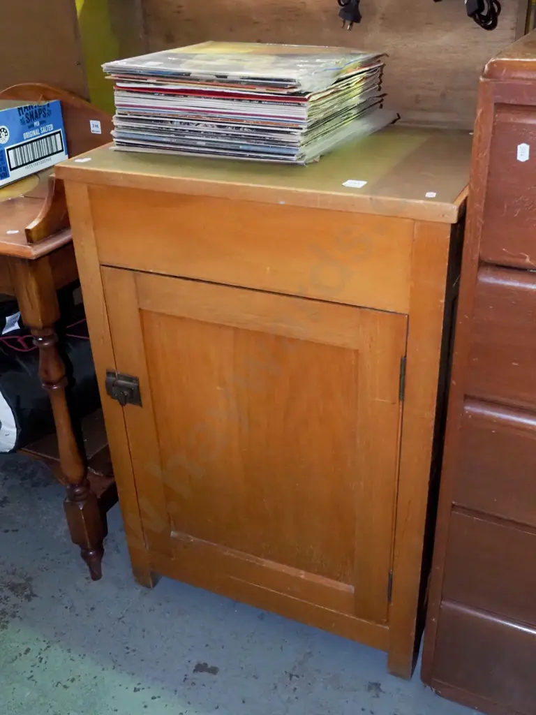 single door cupboard with internal shelving H-860 W-590 D-390 Image 1++