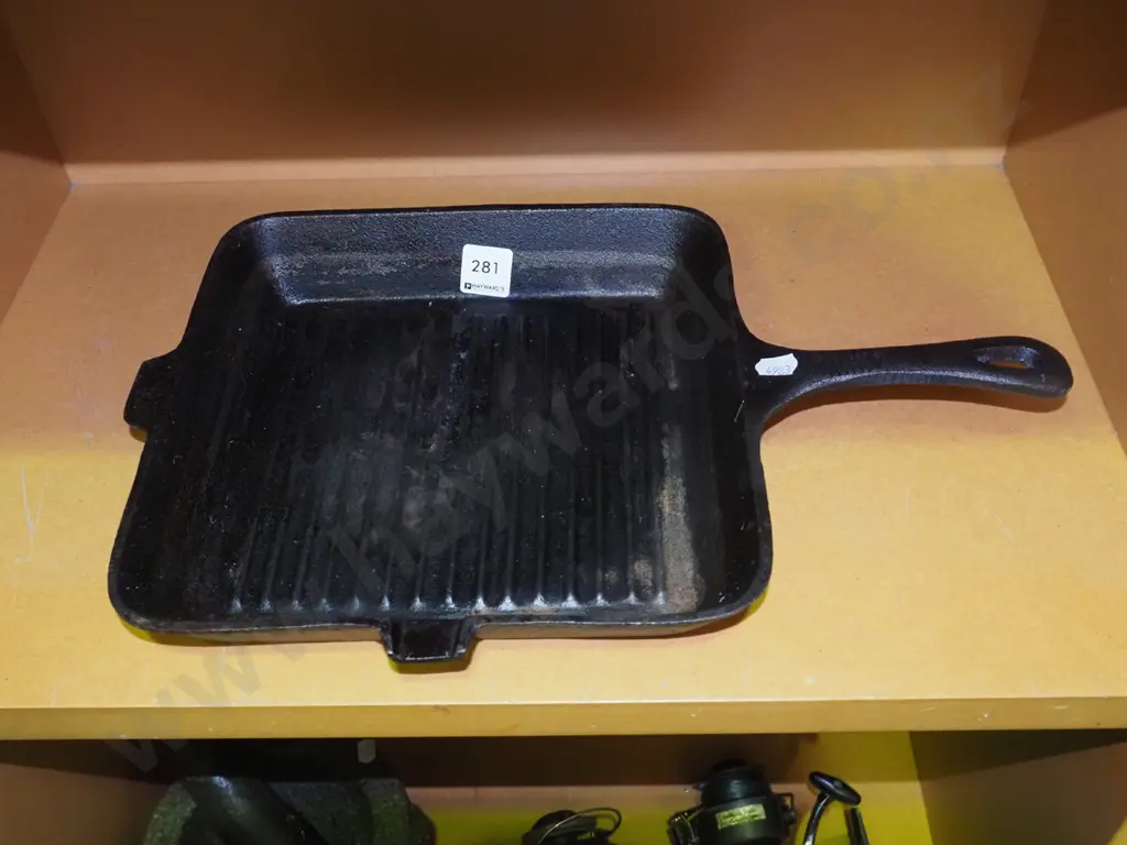 cast iron skillet Image 1++