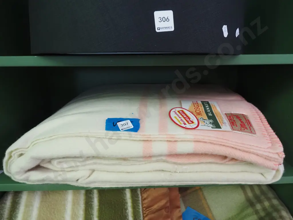 large as-new Mosgiel Mills woollen blanket Image 1++